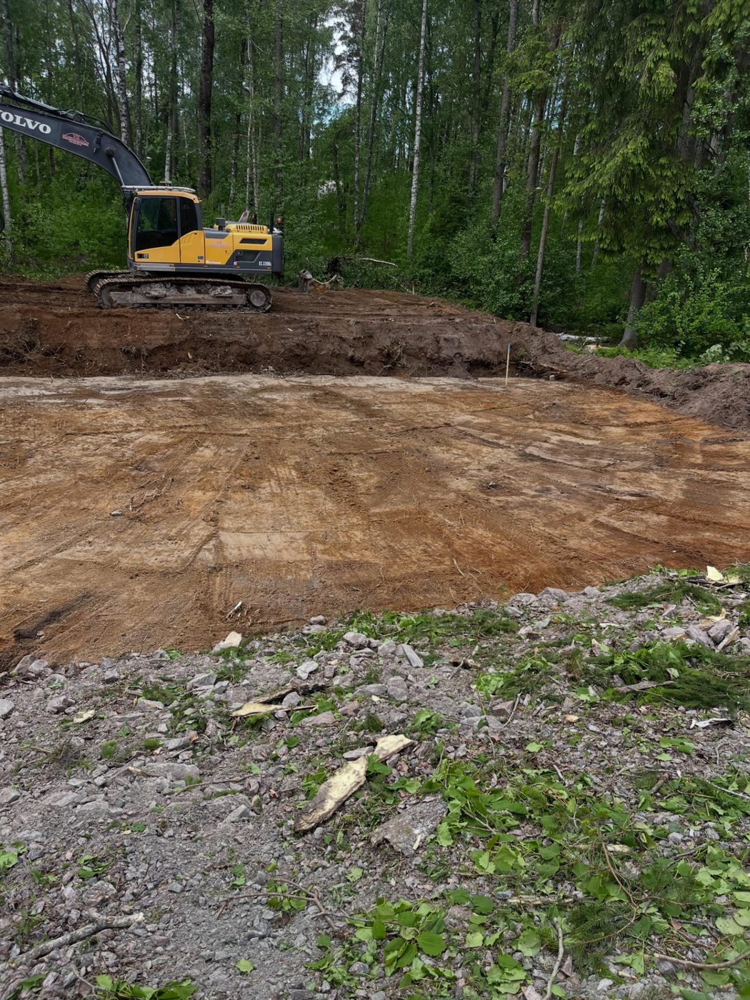 Schaktad och avjämnad tomt inför grundläggning i Anneberg med VE Markentreprenads grävmaskin